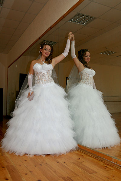 свадебное платье с открытыми плечами в Геленджике &mdash; у зеркала.jpg