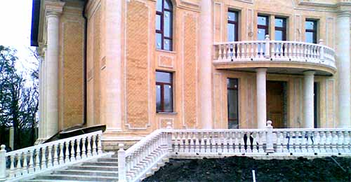 балюстрада дома &mdash; лестница из дагестанского камня.jpg