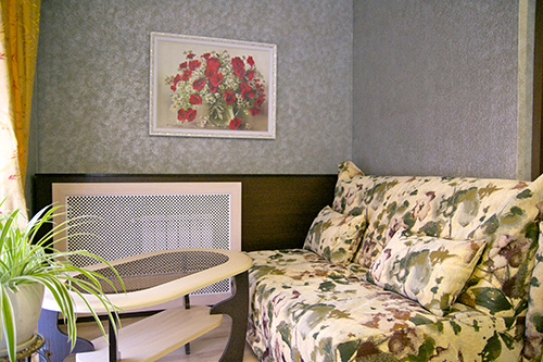 диван в номере гостиницы Тонкого мыса.jpg