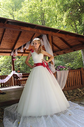 платье невесты с красным поясом и бантом в МИРЕ НЕВЕСТЫ.jpg