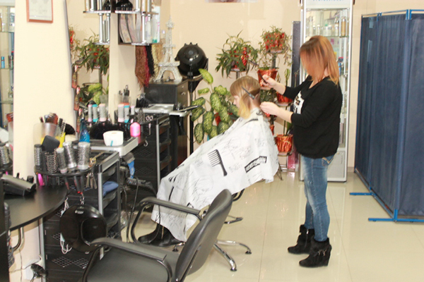 Салон красоты АНГЕЛ: женская стрижка нашим мастером-парикмахером в Геленджике