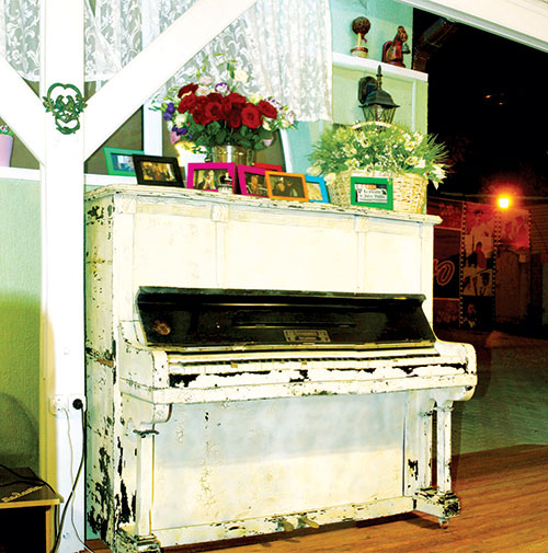 пианино-в-кафе---традиции-живой-музыки---отдых-в-Геленджике.jpg