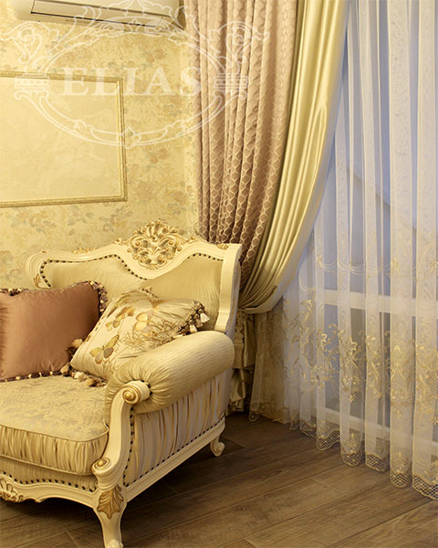золотые-шторы-в-гостиной---салон-пошива-ELIAS-Геленджик.jpg