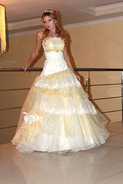 бело-золотое свадебное платье в Салоне Геленджика на Мира.jpg