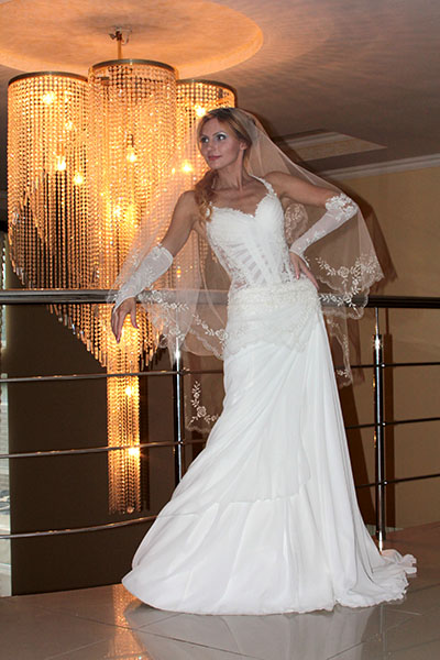 свадебное платье в комплекте в салоне в Геленджике.jpg