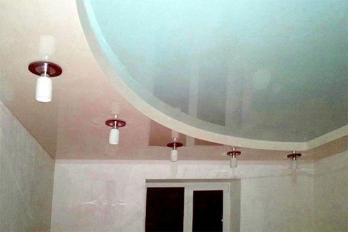 натяжной потолок полотна голубого цвета с розовым пристенным островком