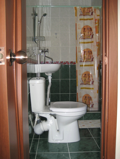 туалет в однокомнатном номере с кухней