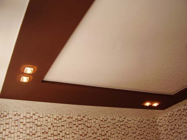 стильный квадратный 2-х-уровневый потолок с точечными квадратными светильниками