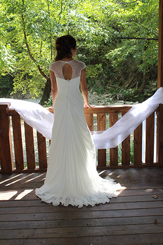 платье невесты с вуалевыми плечами в Геленджике.jpg