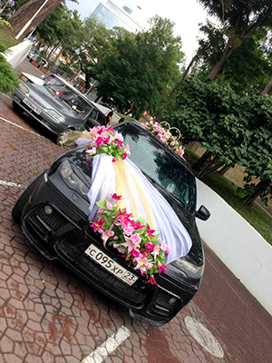 оформление свадебных машин цветами и тканью в Геленджике.jpg