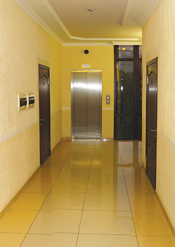 лифт-с-прозрачными-стенами-в-отеле-ПЛАЗА-в-Геленджике.jpg