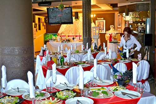 сервированные столы для гостей свадьбы в кафе ВЕТЕРОК в Геленджике.jpg