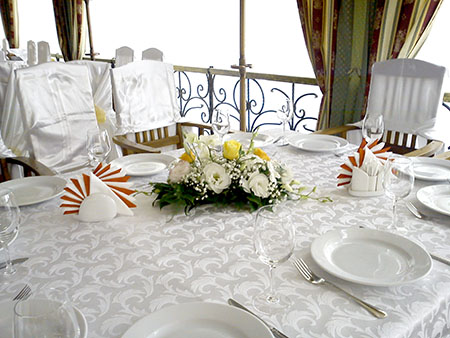 цветочное оформление стола гостей на свадьбе в Геленджике.jpg