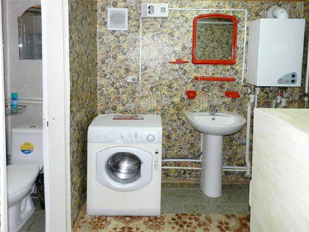 туалет и душевая со стиралкой для отдыха в Геленджике.jpg