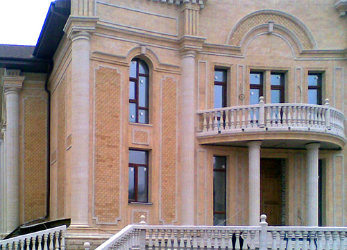колоннада в фасаде дома дагестанского камня.jpg