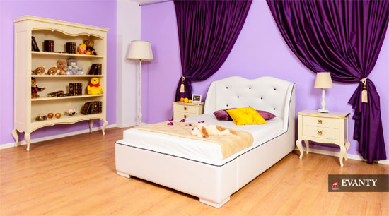 белая кровать и шкаф - спальни в Геленджике