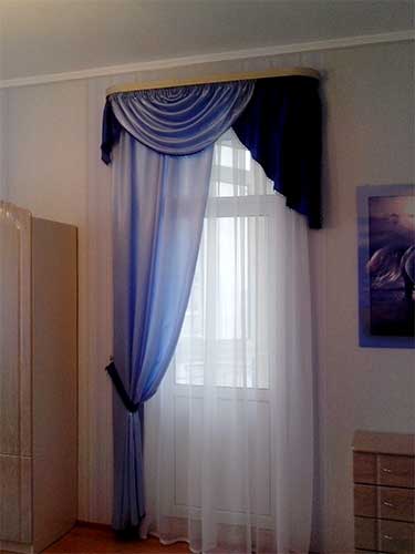 оформление окна синей шторой, синим ламбрекеном и белой занавеской