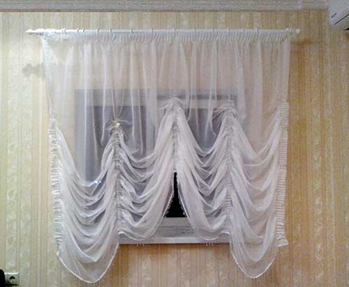 декорирование окна композицией из одиночной гардины без шторы