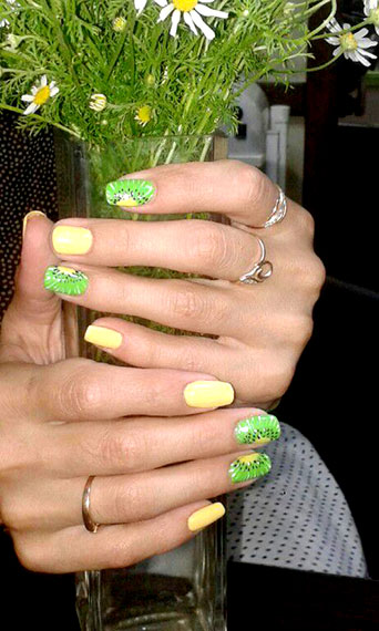 желто-зеленый-травяной-дизайн-ногтей-в-Геленджике-в-студии-АНГЕЛ.jpg